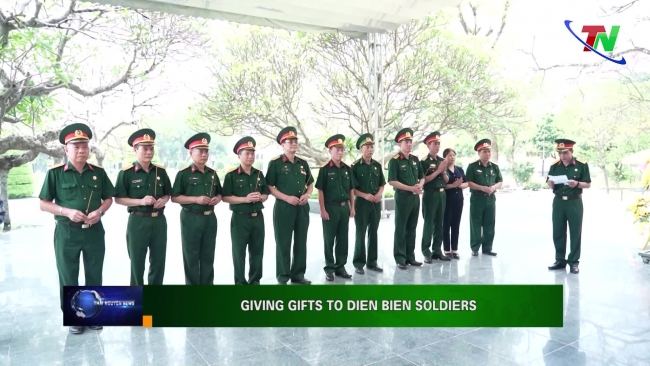 Giving gifts to Dien Bien soldiers