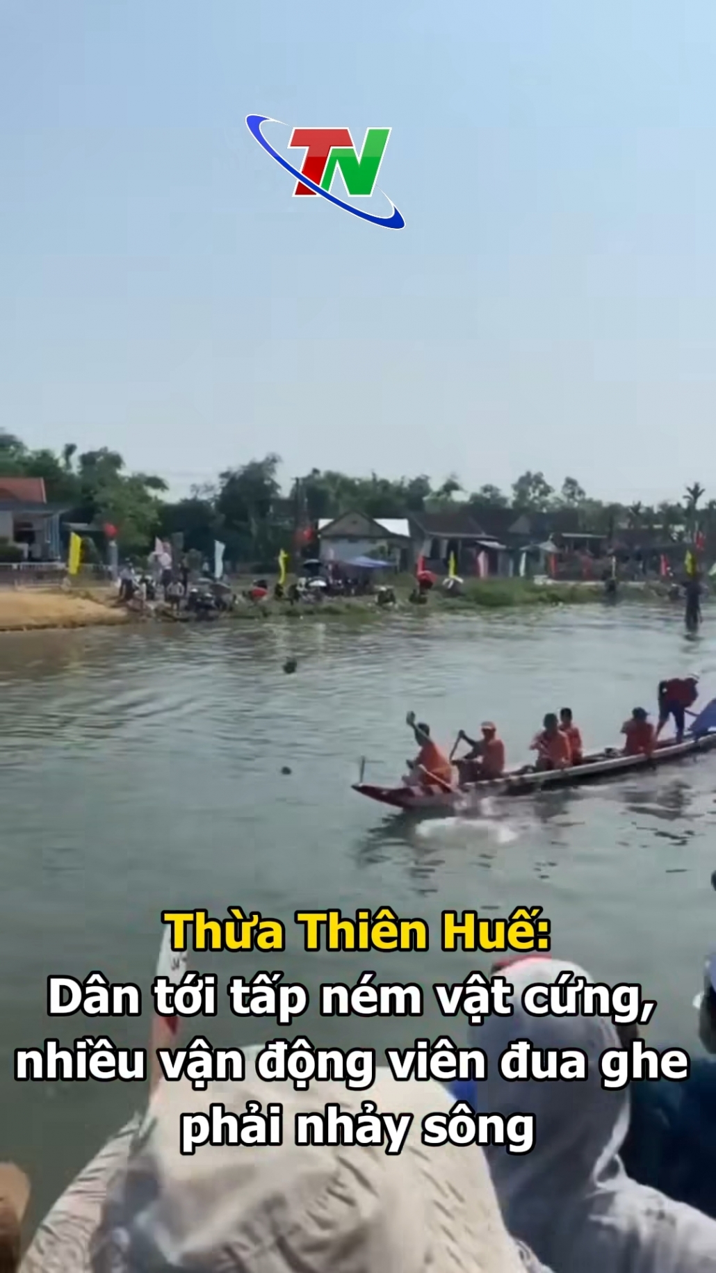 Thừa Thiên Huế: Dân tới tấp ném vật cứng, nhiều vận động viên đua ghe phải nhảy sông