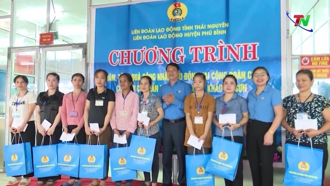 Thai Nguyen Provincial Labor Federation gives gifts to workers and laborers in Phu Binh district