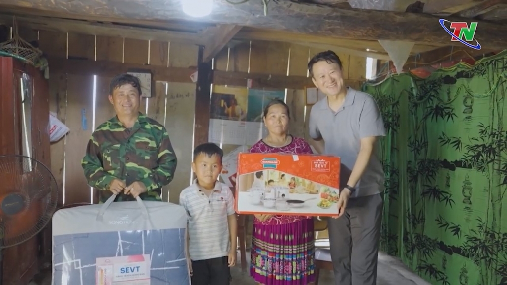 Samsung Thai Nguyen gives gifts to students in highland areas