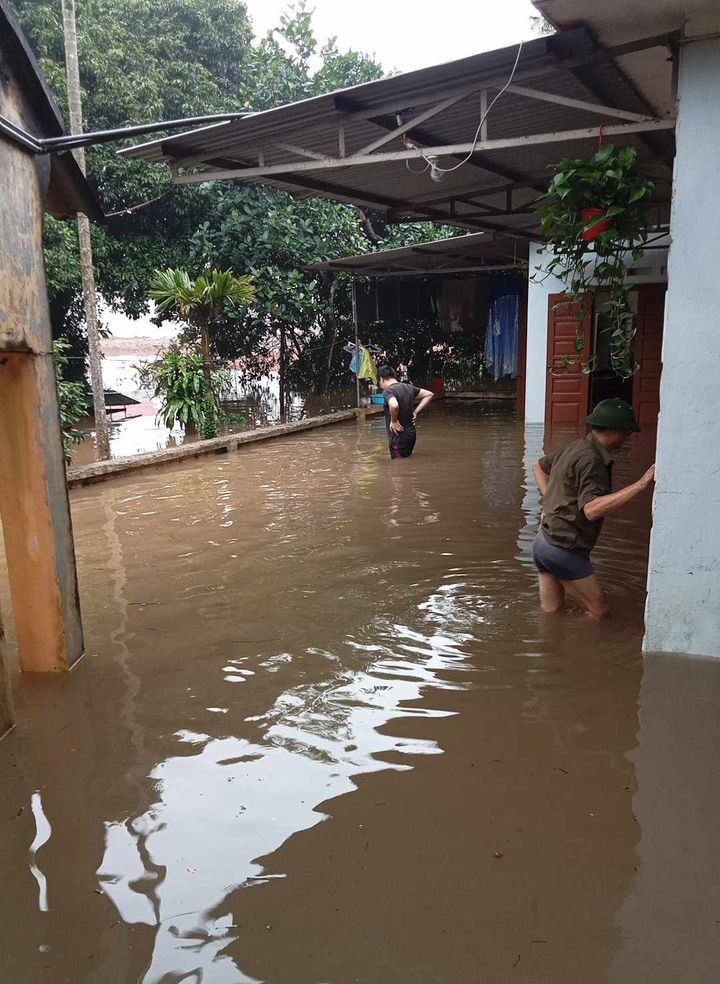 Mưa lớn gây ngập lụt nhà dân ở Thái Nguyên