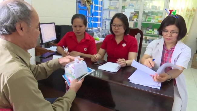 Phu Binh examines 150 people with meritorious services to the revolution