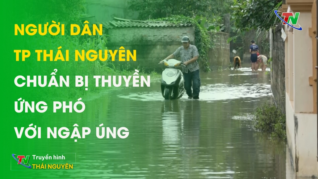 Người dân Thành phố Thái Nguyên chuẩn bị thuyền ứng phó với ngập úng