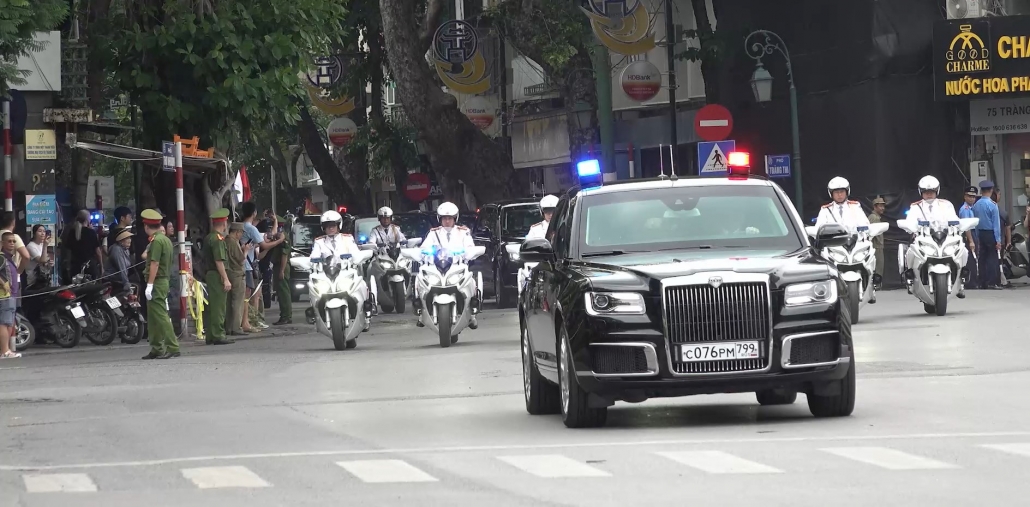 Đoàn xe hộ tống Tổng thống Nga Putin lăn bánh trên đường phố Hà Nội