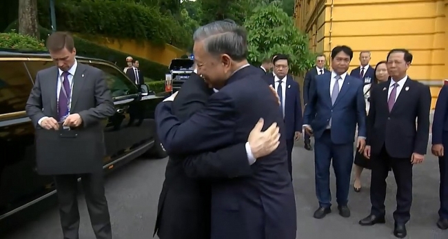 Chủ tịch nước Tô Lâm đón Tổng thống Putin bằng cái ôm nồng thắm