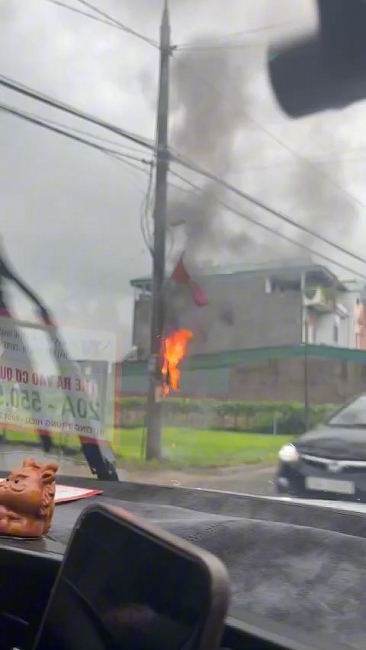 Phú Bình: Cháy hộp công tơ điện lúc trời mưa lớn