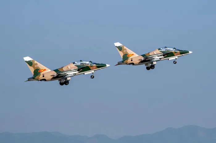 Mãn nhãn với đội hình phản lực Yak-130 xé gió trên không