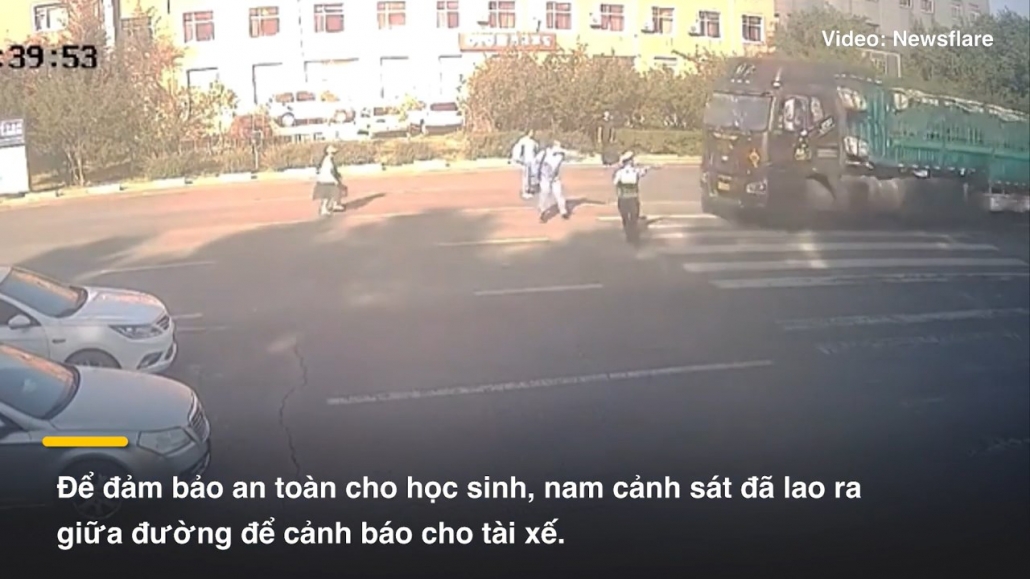 Cảnh sát liều mình dừng xe tải cứu học sinh đang di chuyển sang đường
