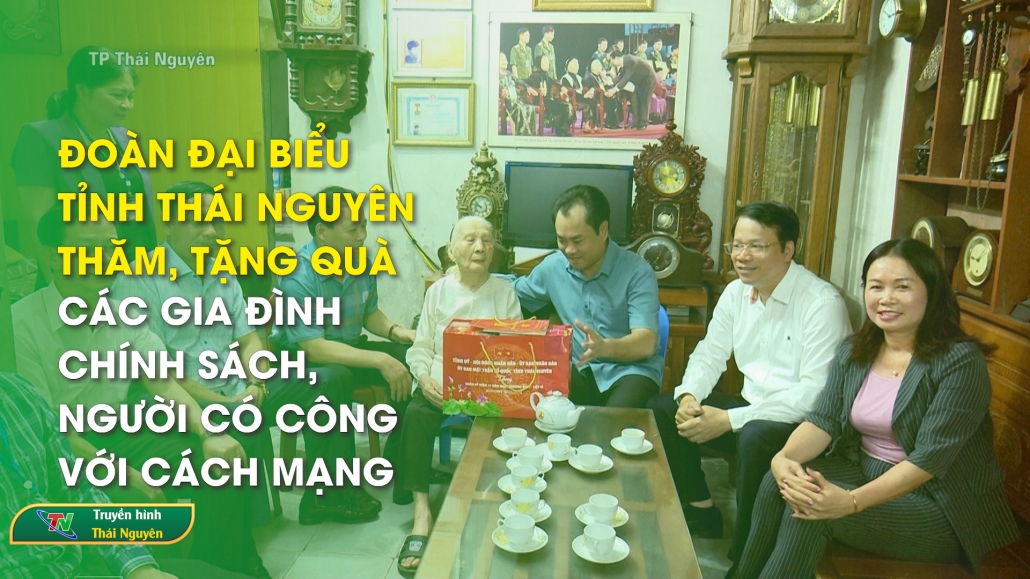 Đoàn Đại biểu tỉnh Thái Nguyên thăm, tặng quà các gia đình chính sách, người có công với cách mạng