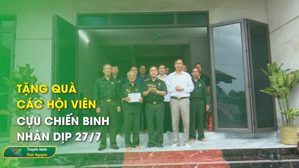 Tặng quà các hội viên cựu chiến binh nhân dịp 27/7