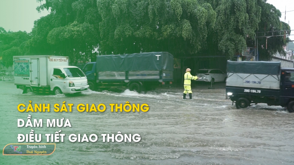 Cảnh sát giao thông dầm mưa điều tiết giao thông