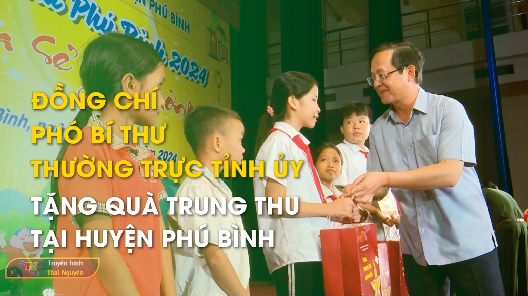 Đồng chí Phó Bí thư Thường trực Tỉnh ủy tặng quà Trung thu tại huyện Phú Bình