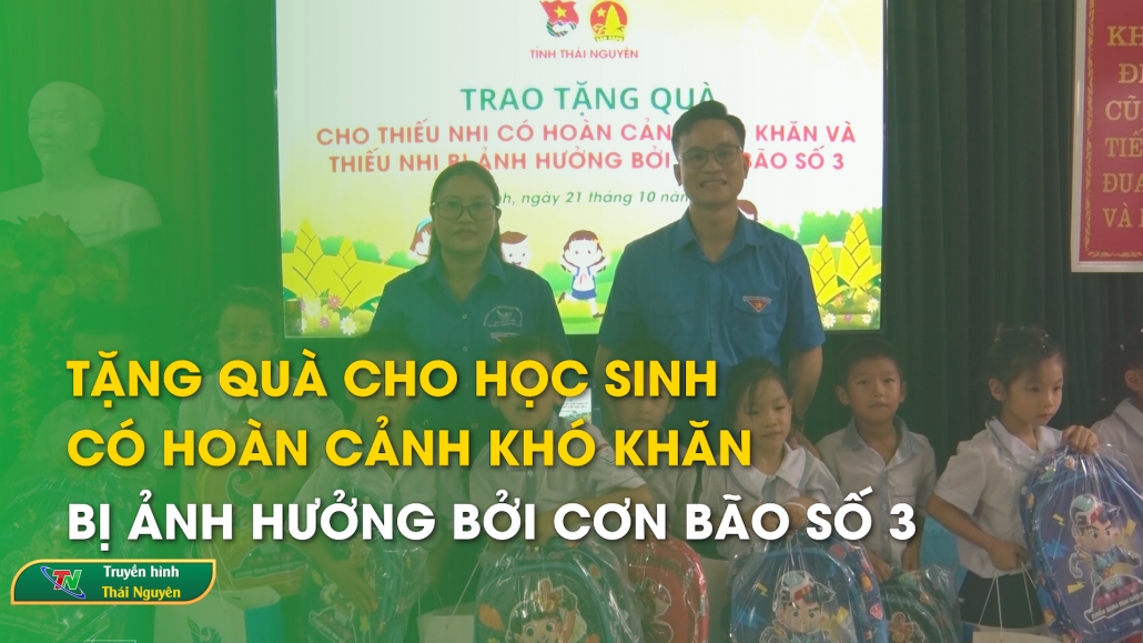 Tặng quà cho học sinh có hoàn cảnh khó khăn, bị ảnh hưởng bởi cơn bão số 3