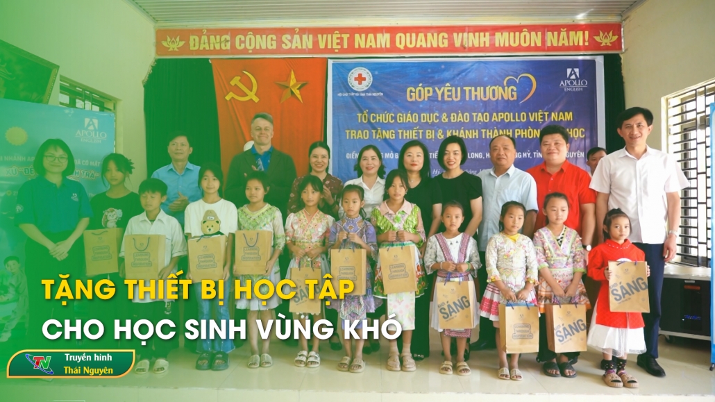 Tặng thiết bị học tập cho học sinh vùng khó