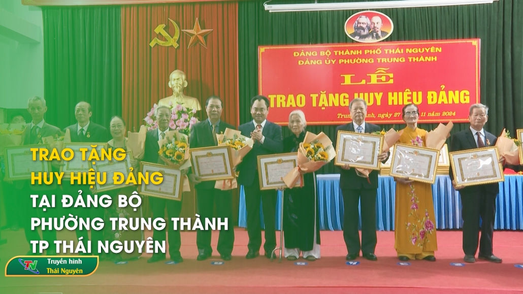 Trao tặng huy hiệu Đảng tại Đảng bộ phường Trung Thành, TP Thái Nguyên