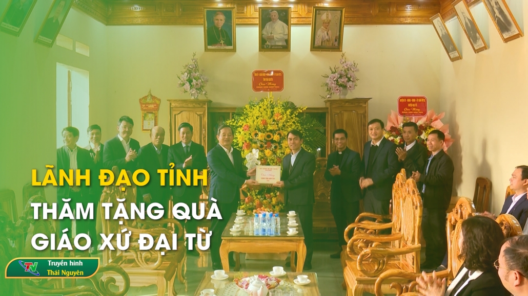 Lãnh đạo tỉnh thăm, tặng quà giáo xứ Đại Từ