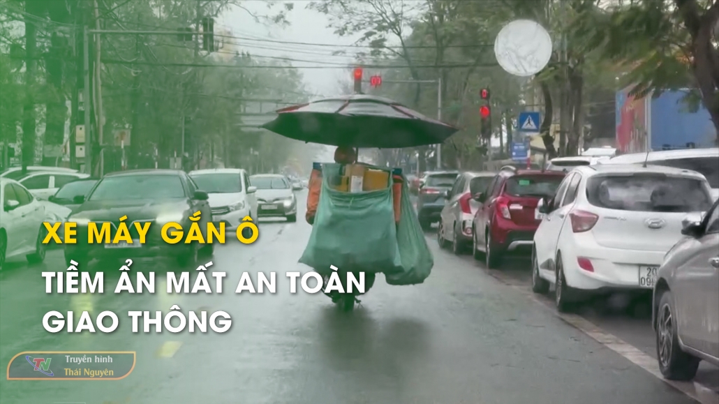 Xe máy gắn ô, tiềm ẩn mất an toàn giao thông