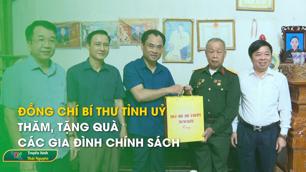 Đồng chí Bí thư Tỉnh uỷ thăm, tặng quà các gia đình chính sách