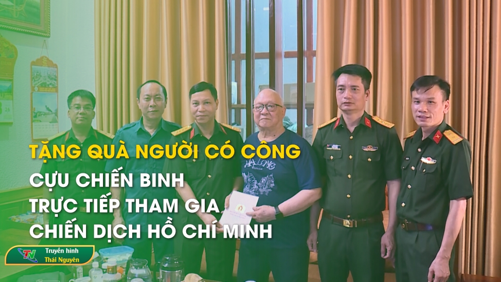 Tặng quà người có công, cựu chiến binh trực tiếp tham gia Chiến dịch Hồ Chí Minh