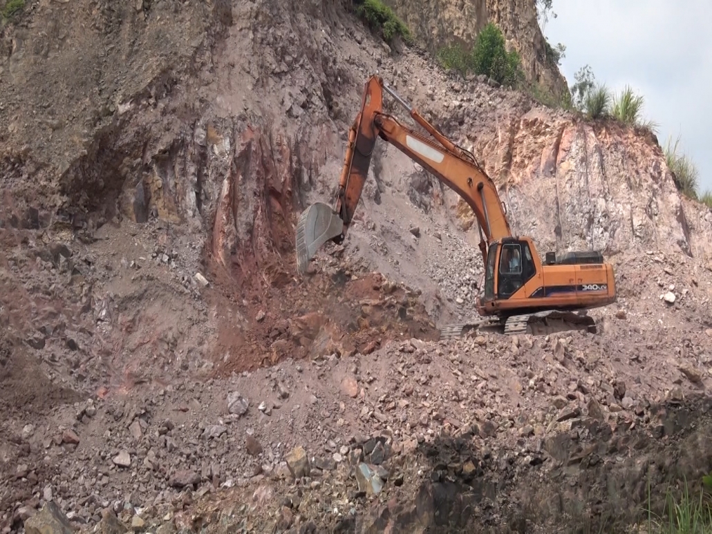 Xung quanh việc hoạt động của mỏ đất san lấp Núi Đậu